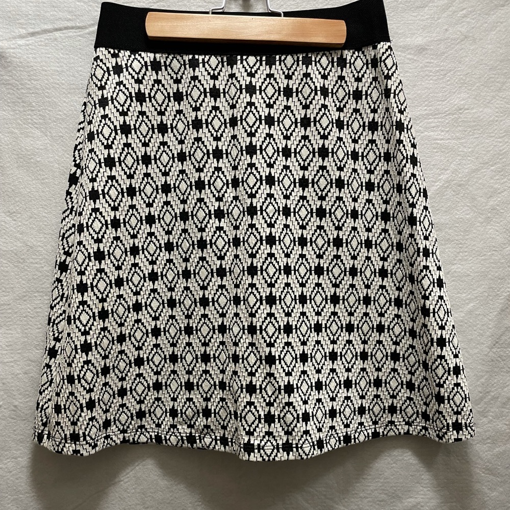 Beautiful Black & White Textured Skirt by Gilli
